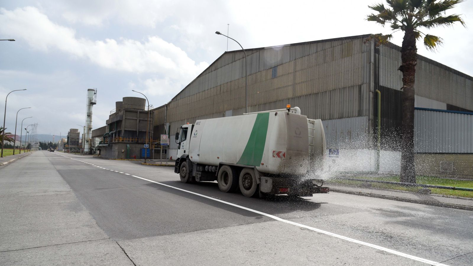 Limpieza de uno de los viales de la factoría.