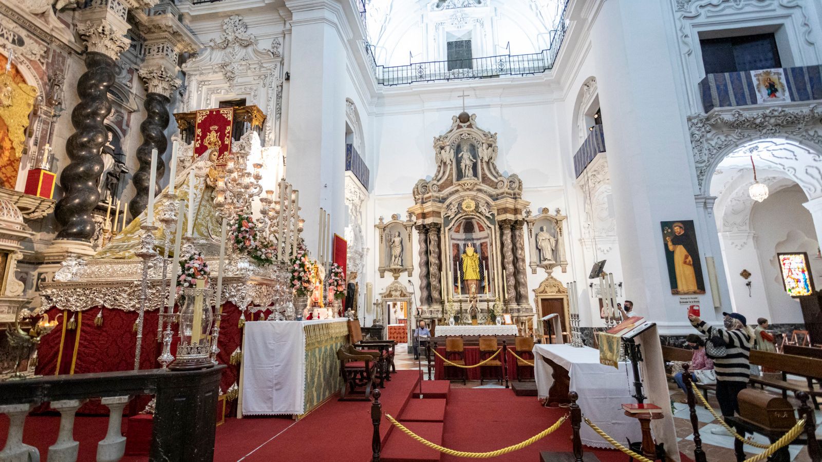Altar de novena de la Patrona de Cádiz, con la Virgen sobre su paso procesional en el altar mayor de Santo Domingo.