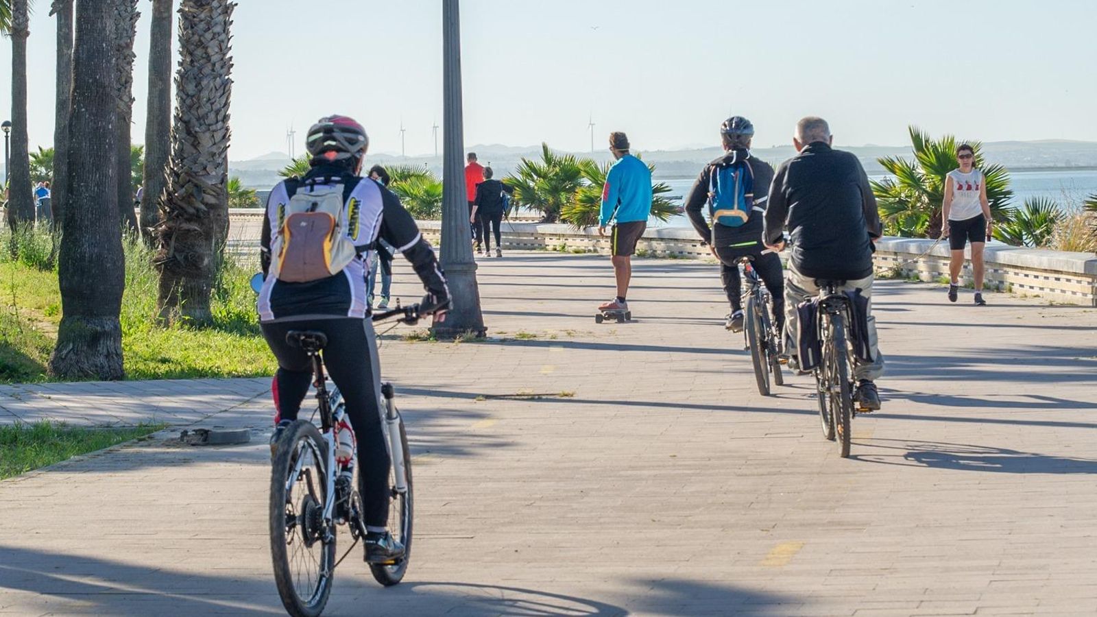 Deportistas en el paseo marítimo a primera hora de la mañana del sábado