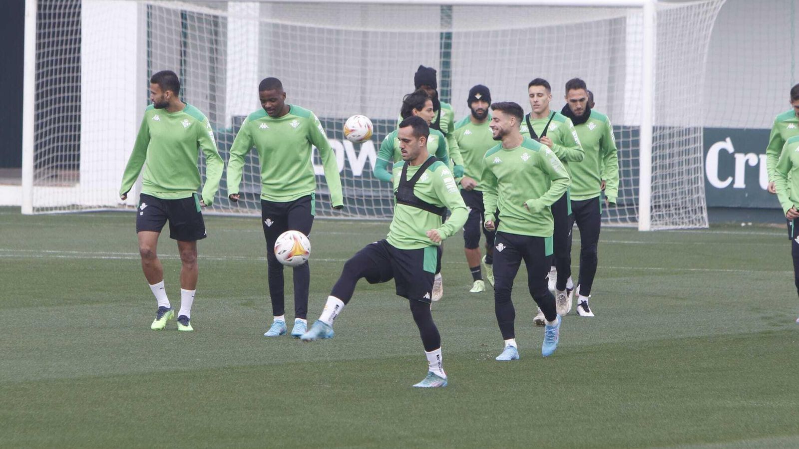 Juanmi controla el balón durante el calentamiento.