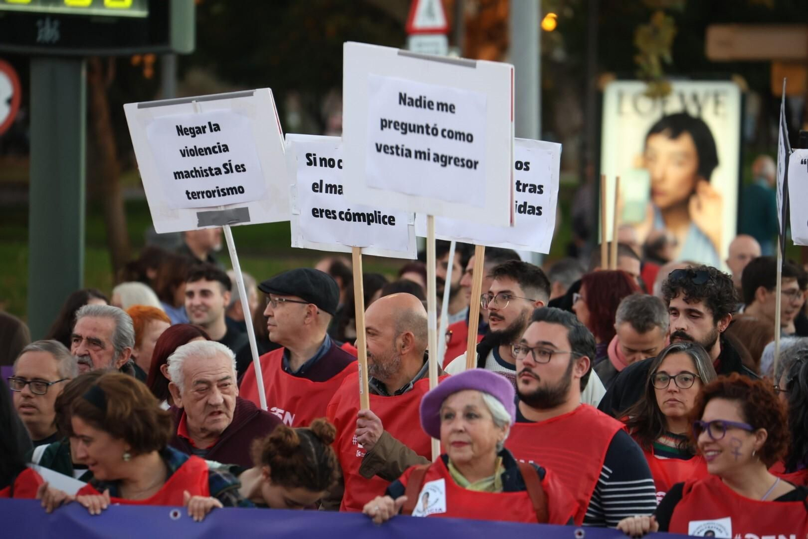 Pancartas con distintos lemas contra la violencia machista en la marcha del pasado 25M en Córdoba. Pancartas con distintos lemas contra la violencia machista en la marcha del pasado 25M en Córdoba.
