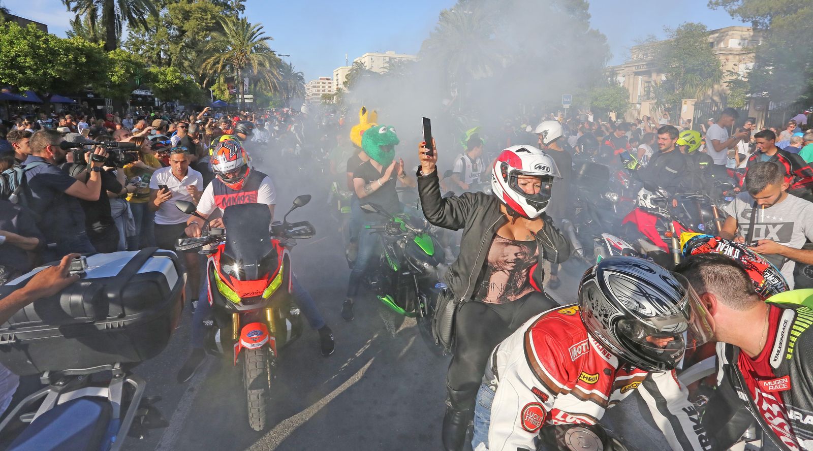 Imágenes de ambiente y caravana motera en Jerez
