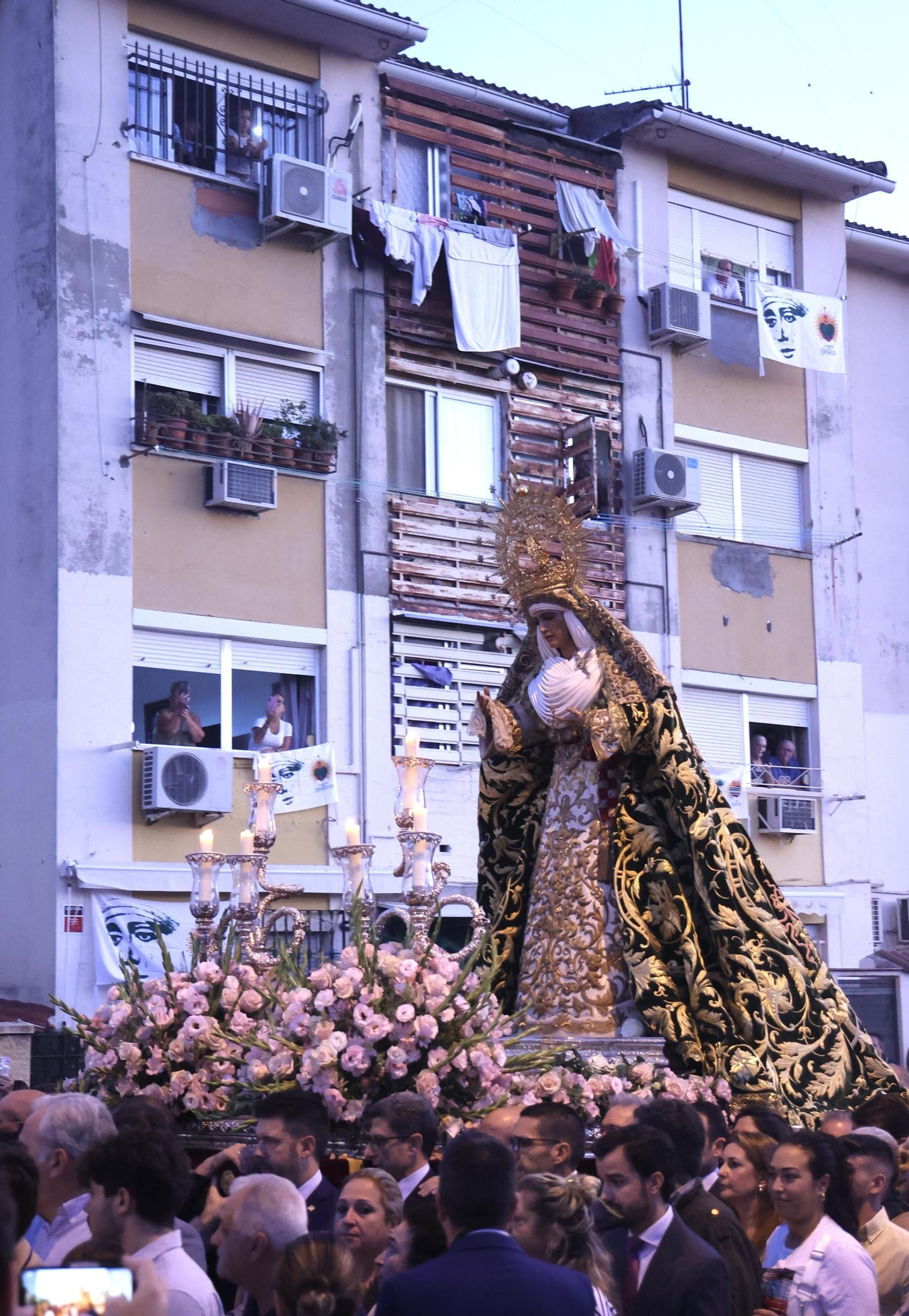 Regreso de la Esperanza de Triana a su paso por el Hospital Infantil del Virgen del Rocío