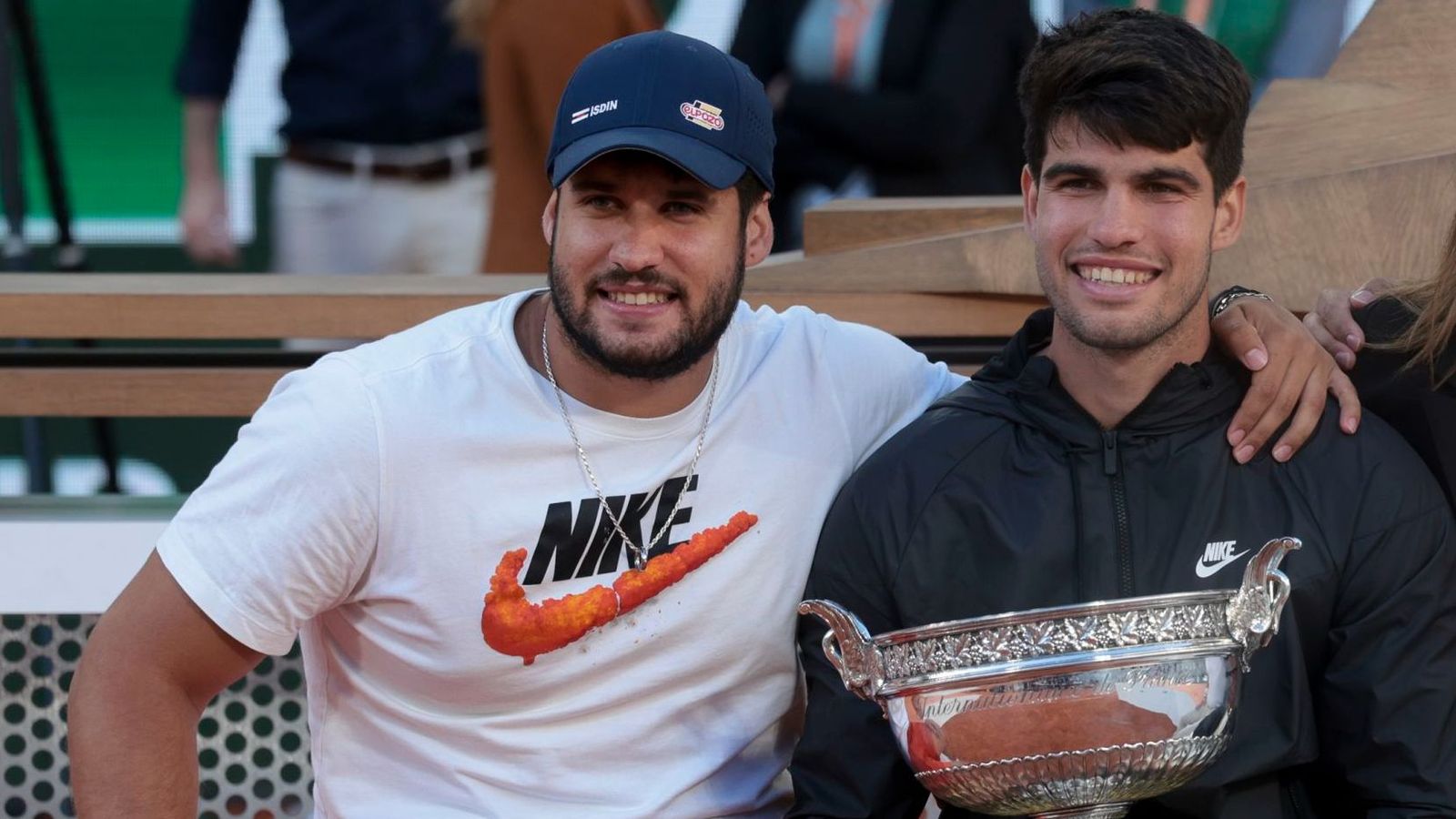 Carlos Alcaraz, junto a su hermano Álvaro en la final de Roland Garros 2024
