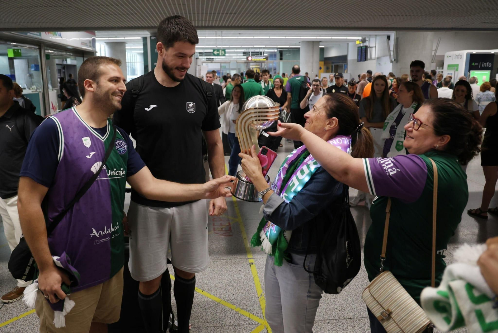 El Unicaja brinda la Intercontinental a un centenar de aficionados en el aeropuerto