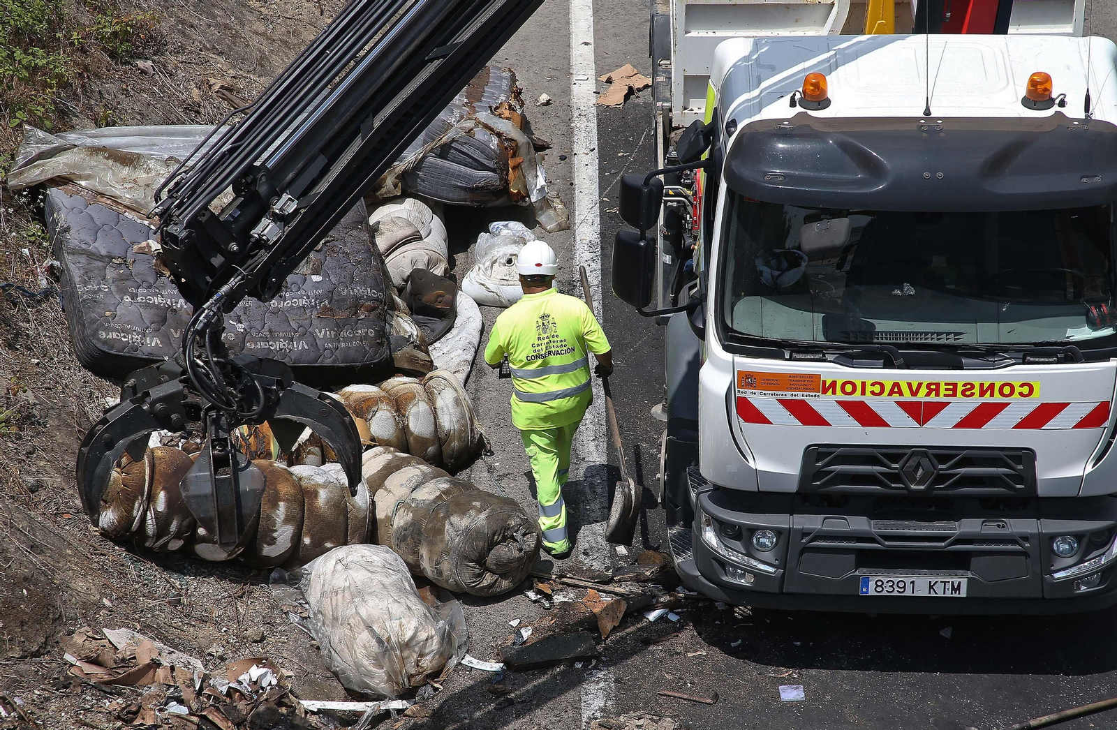 Fotos de la retirada de la carga del camión incendiado en el acceso norte de Algeciras