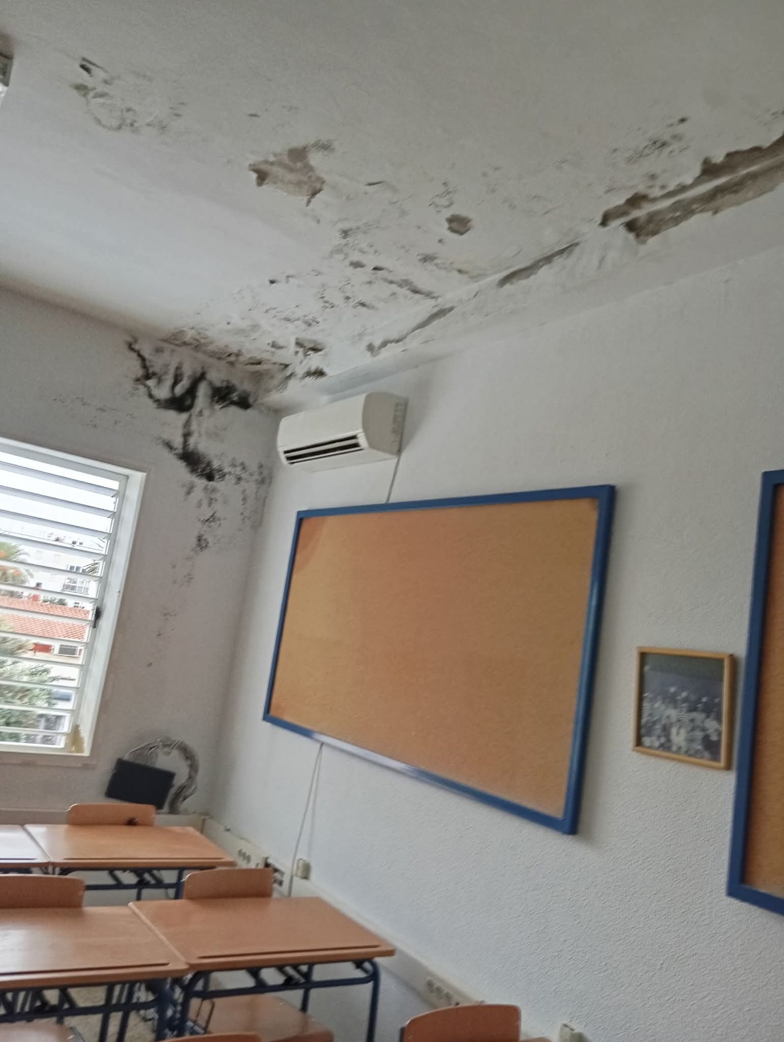 Una de las aulas afectadas por las humedades.