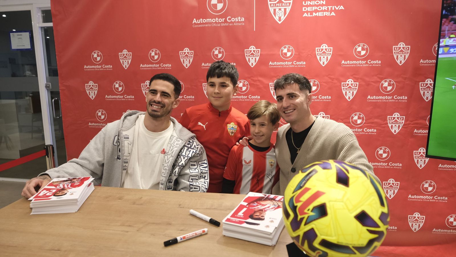 Jon Mocillo y Miguel de la Fuente firman autógrafos en Automotor Costa BMW