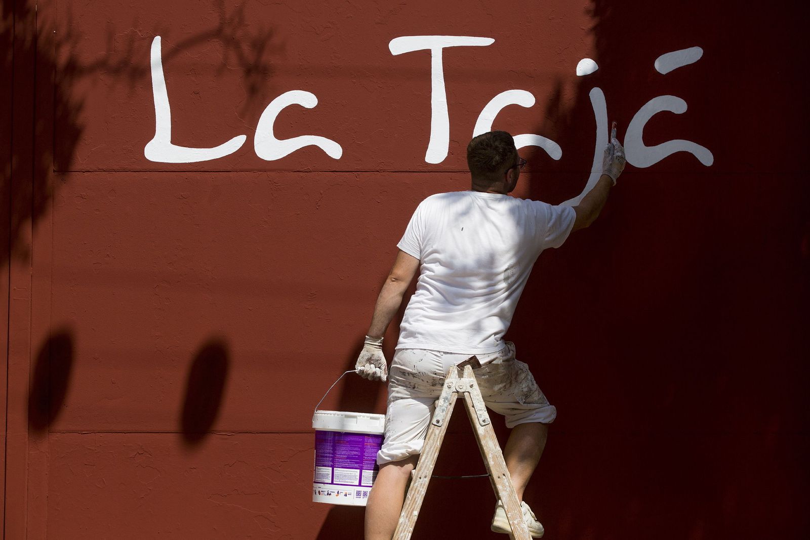 Trabajos de pintura en una de las casetas de la Feria de Málaga.