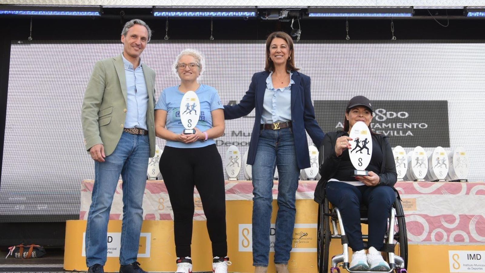 Reconocimiento a la ganadora en silla de rueda de la Carrera Popular Casco Antiguo.