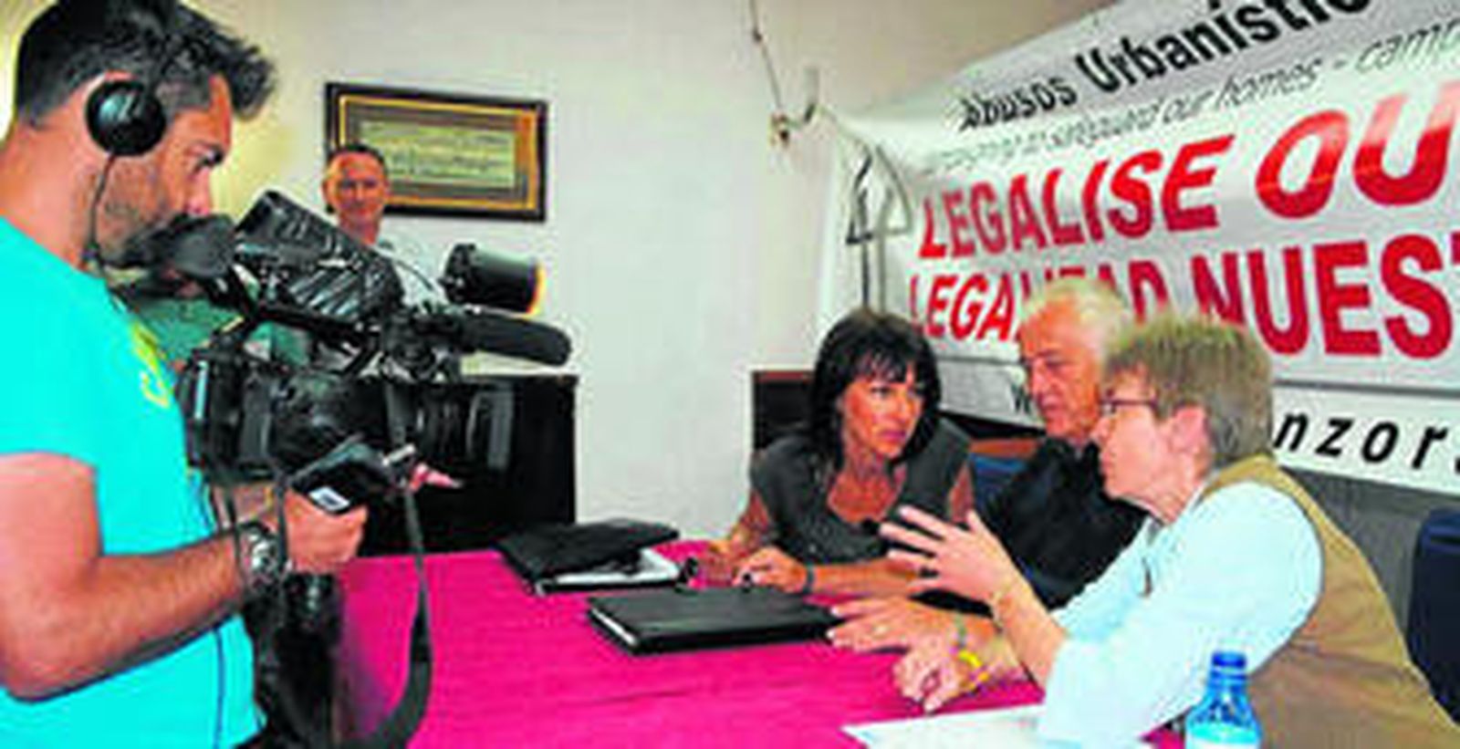 Momento de la grabación de testimonios del reportaje por parte del equipo de Comando Actualidad.