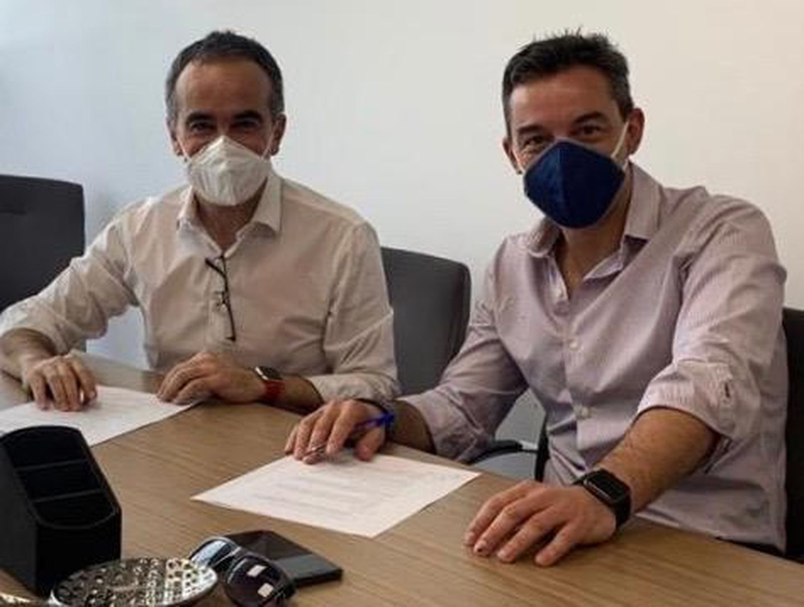 Francisco Cuervas, CEO de Ghenova, a la izquierda, junto al CEO de Beoneoff, Fernando Ramos, ambos con mascarilla.