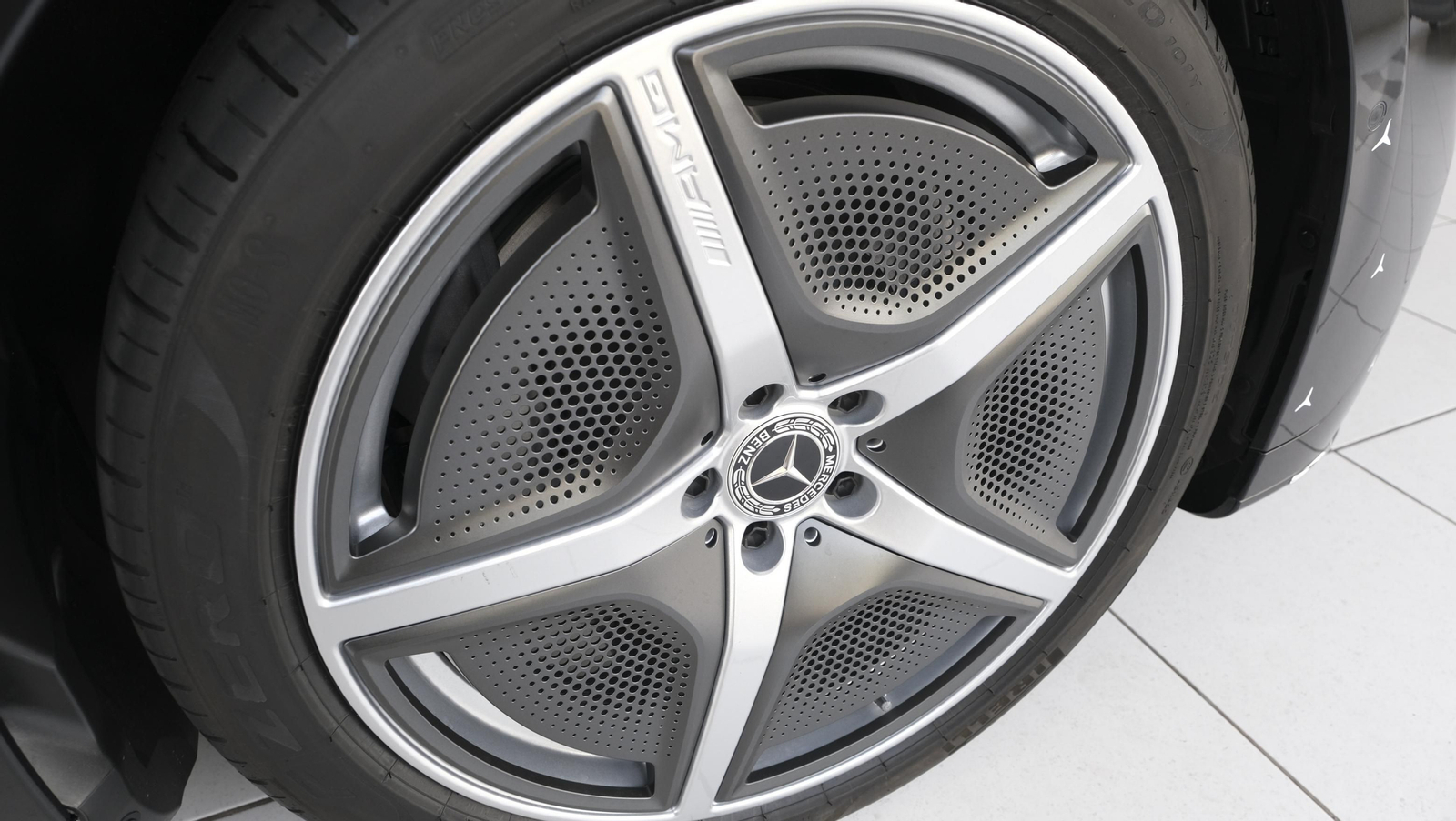 Imágenes de la presentación del Mercedes EQE en el concesionario Saveres, de Huércal de Almería