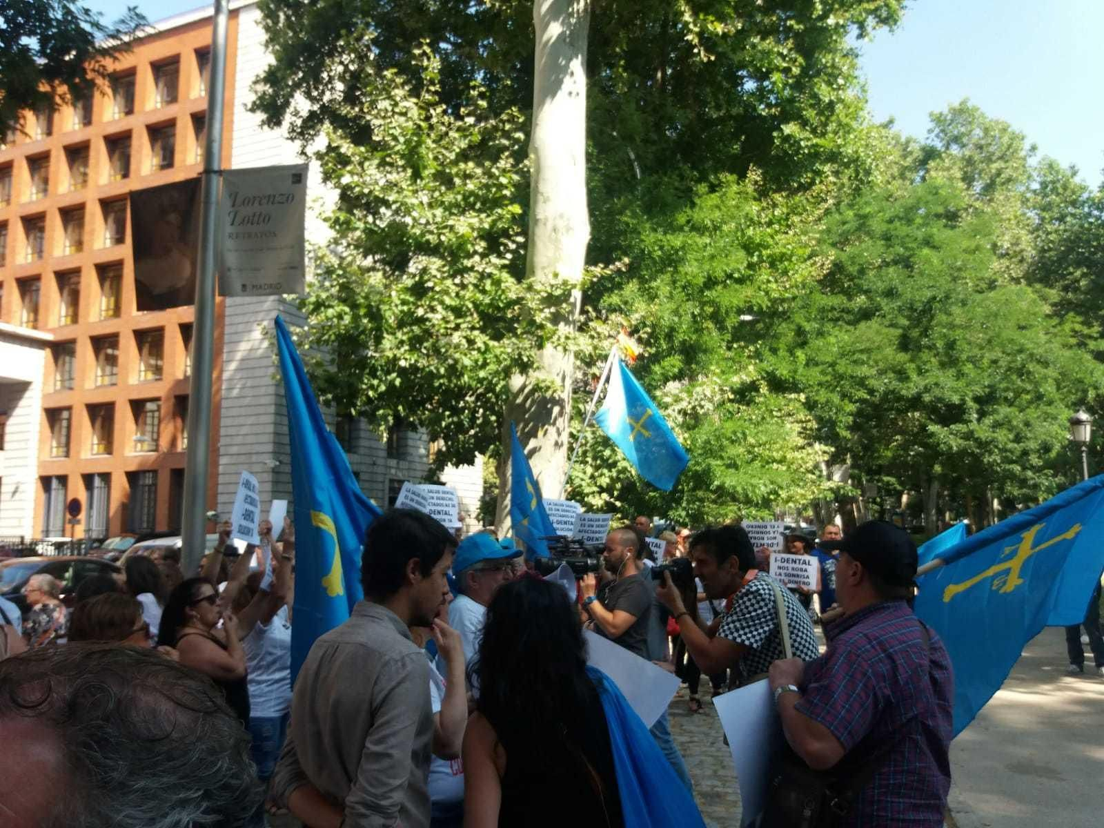 La protesta en Madrid de los afectados por Idental