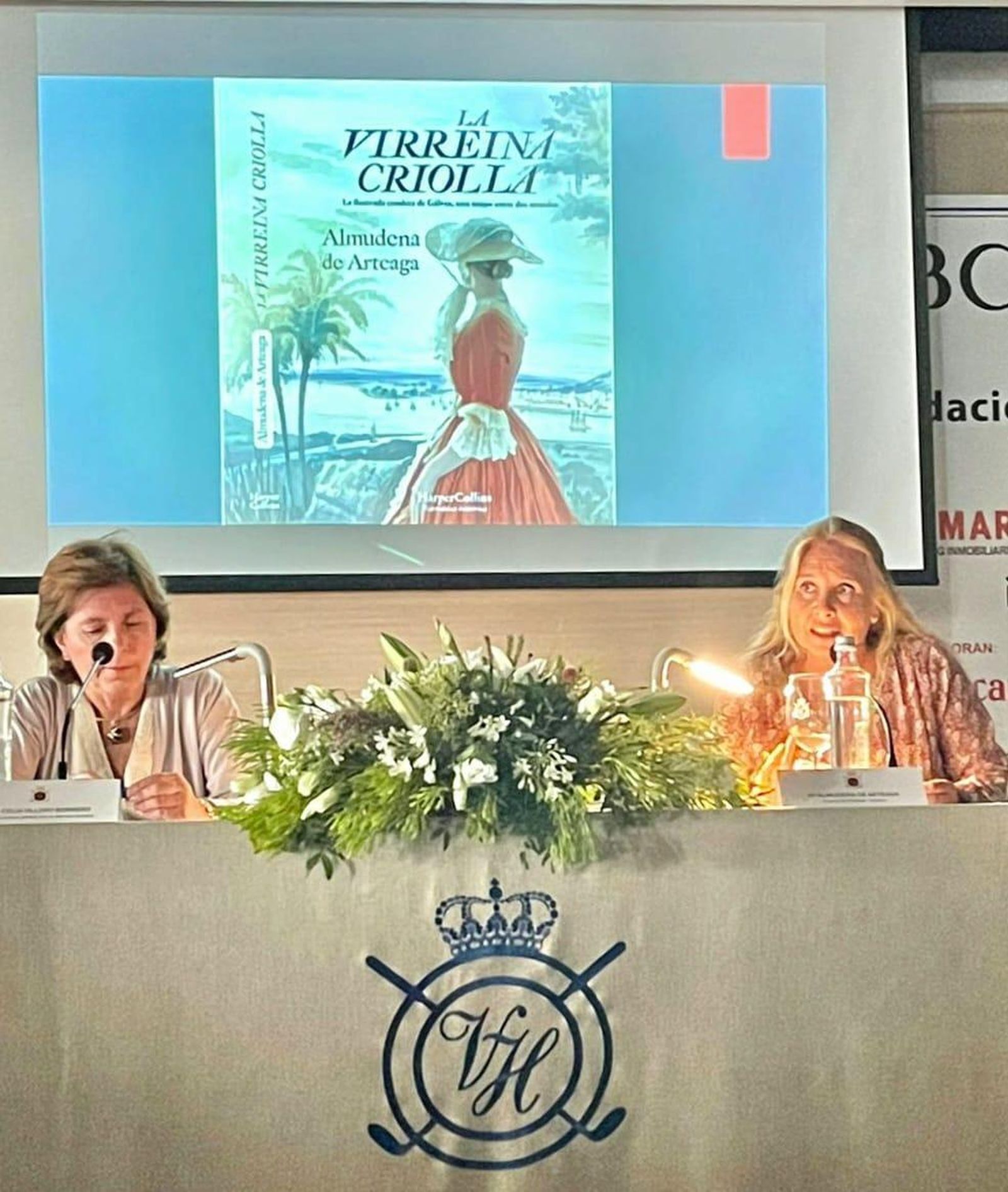 Celia Ollero y la escritora Almudena de Arteaga durante la presentación del libro ‘La virreina Criolla’, en el Aula de Cultura del Real Club de Vistahermosa.