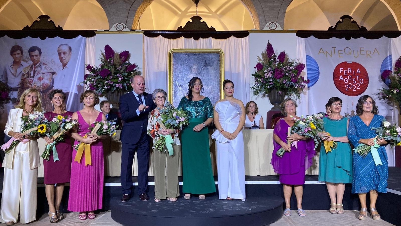 La regidora de las fiestas junto a sus manolas y el alcalde de Antequera