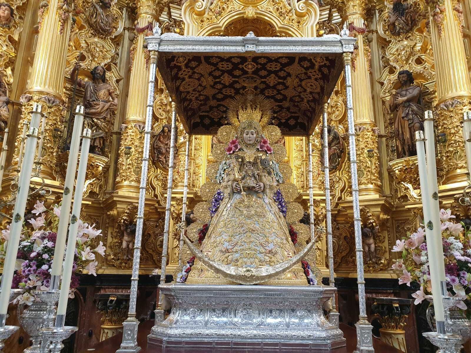 La Virgen del Rocío en su paso.