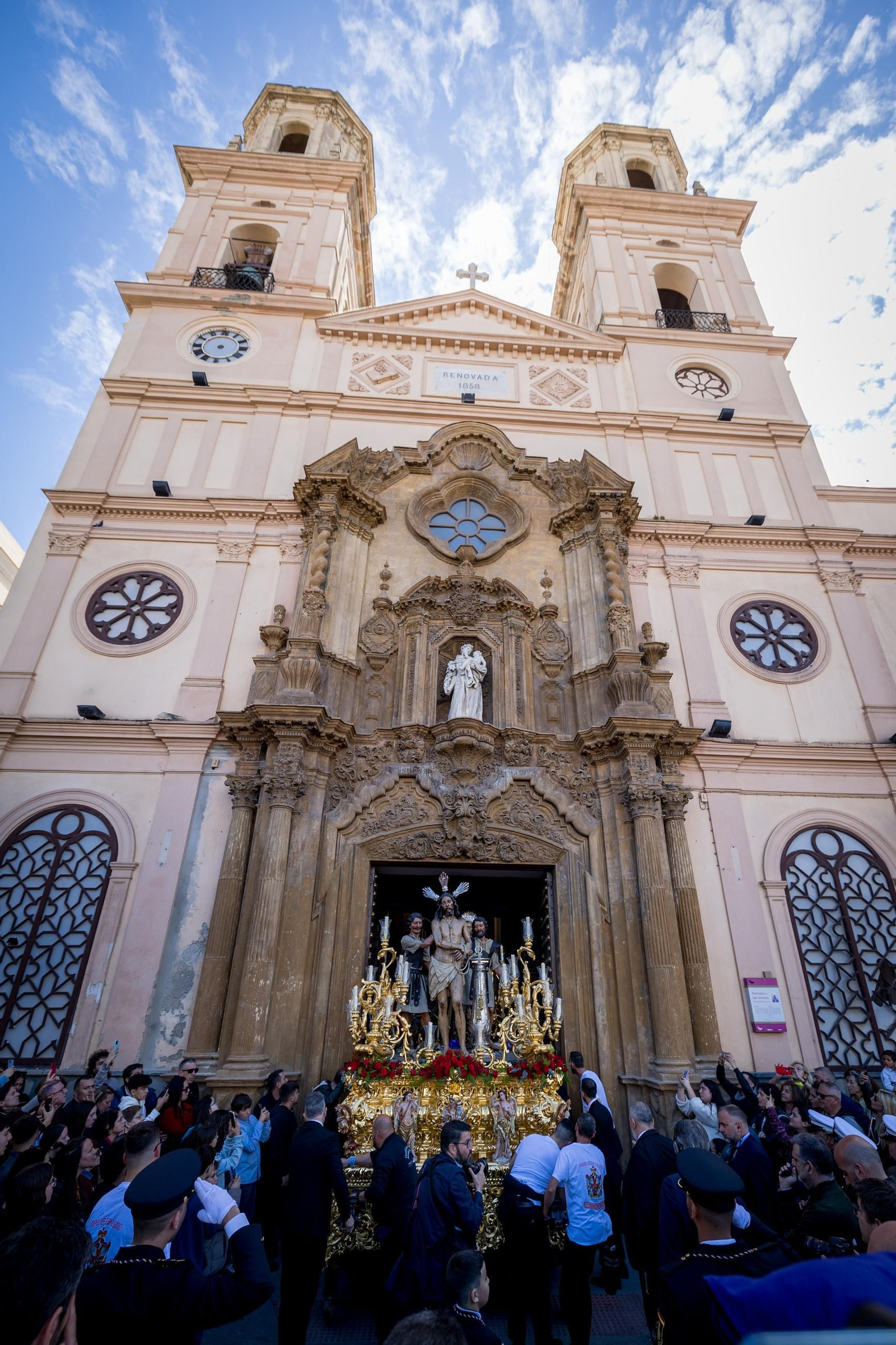 Imágenes de la salida de Columna en la Semana Santa de Cádiz 2025