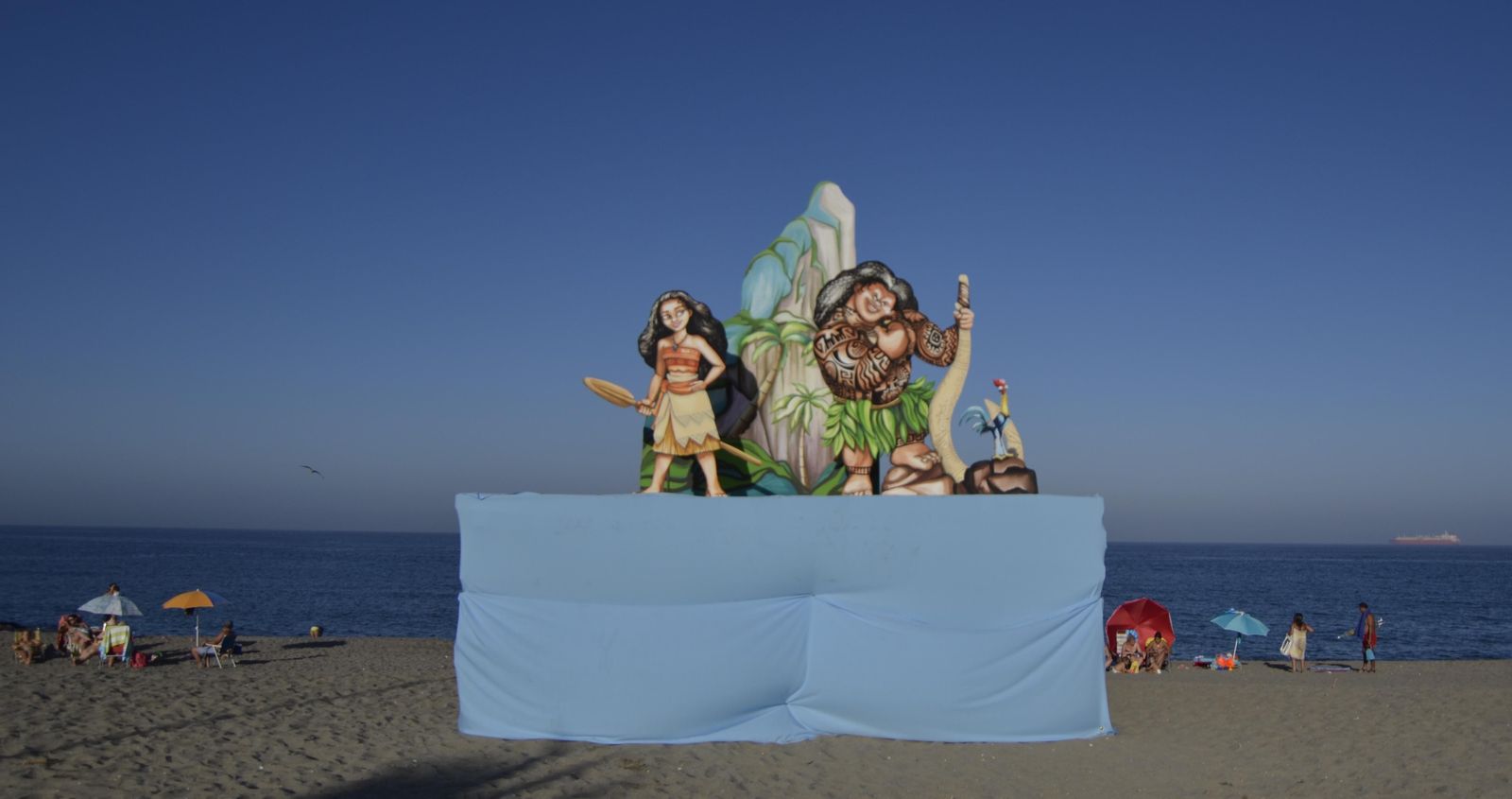 La hoguera decorada con los personajes de la película Vaiana.