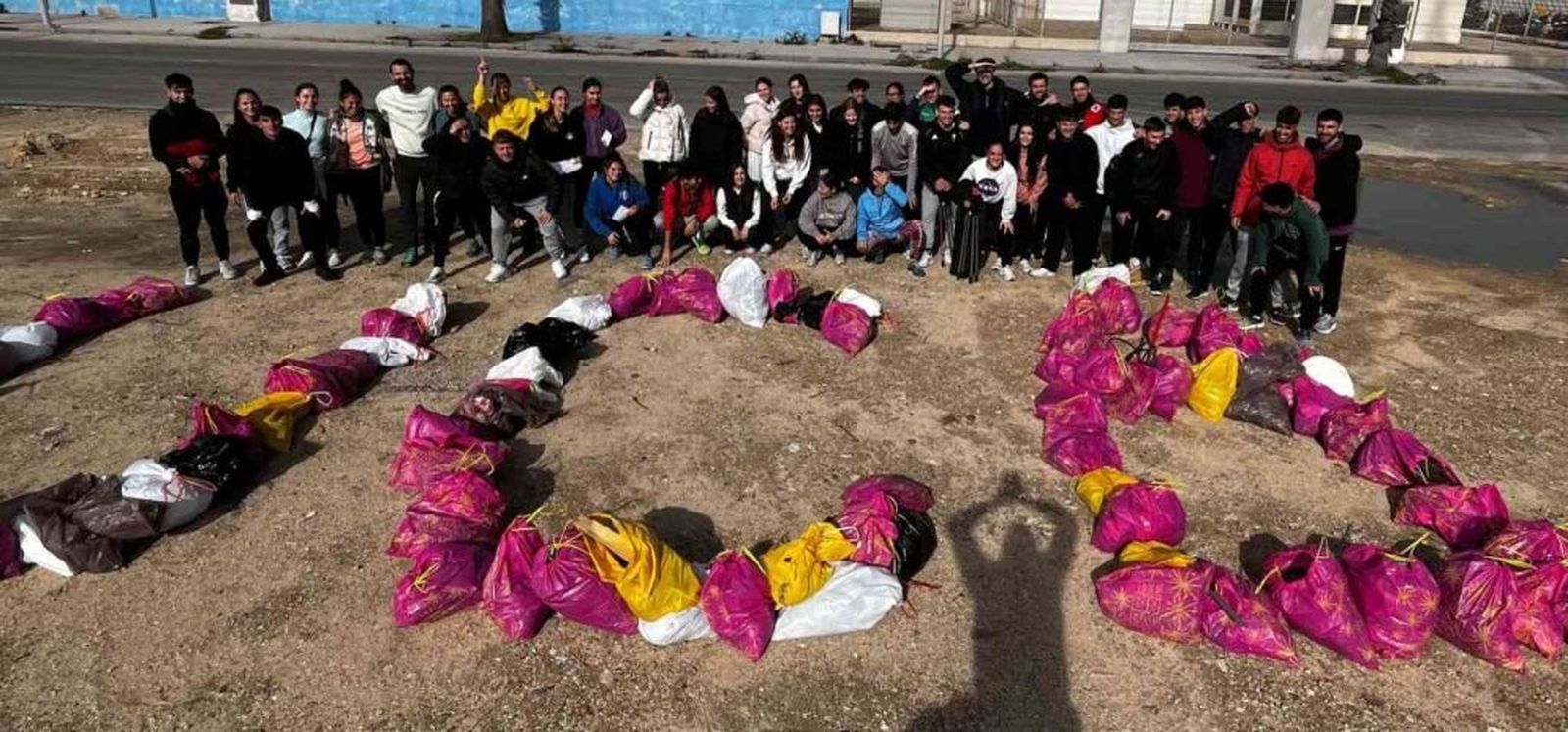 Los estudiantes con parte de la basura retirada.