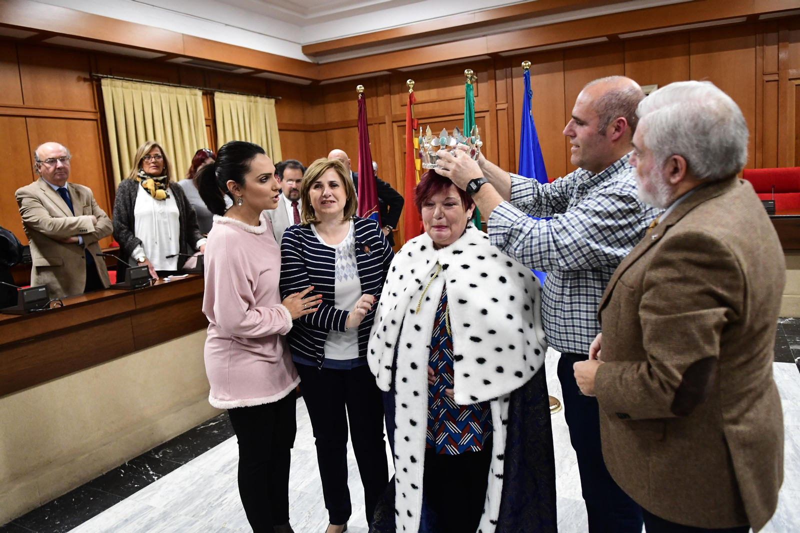 Carmen Barrios recibe la corona del anterior Rey Melchor.