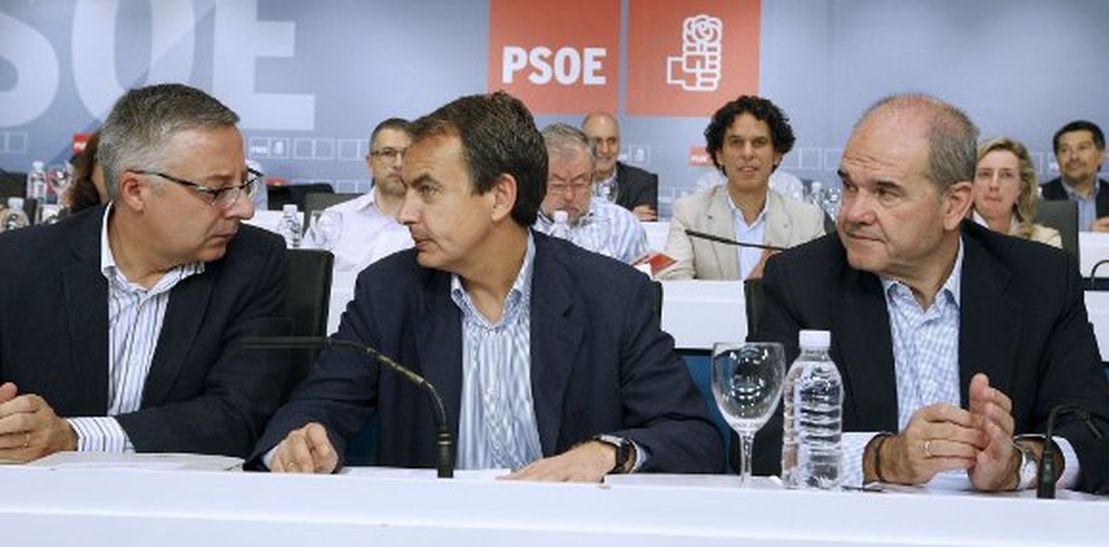 Zapatero garantiza el autogobierno catalán, respetando la Constitución