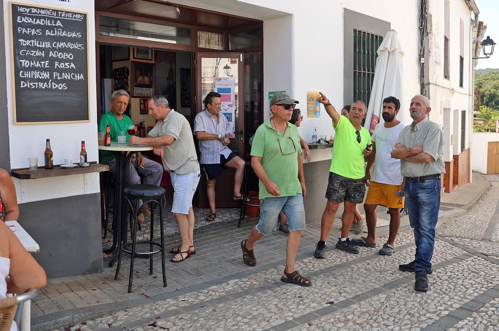 Imágenes de los vecinos de Los Romeros ya en sus casas tras el incendio
