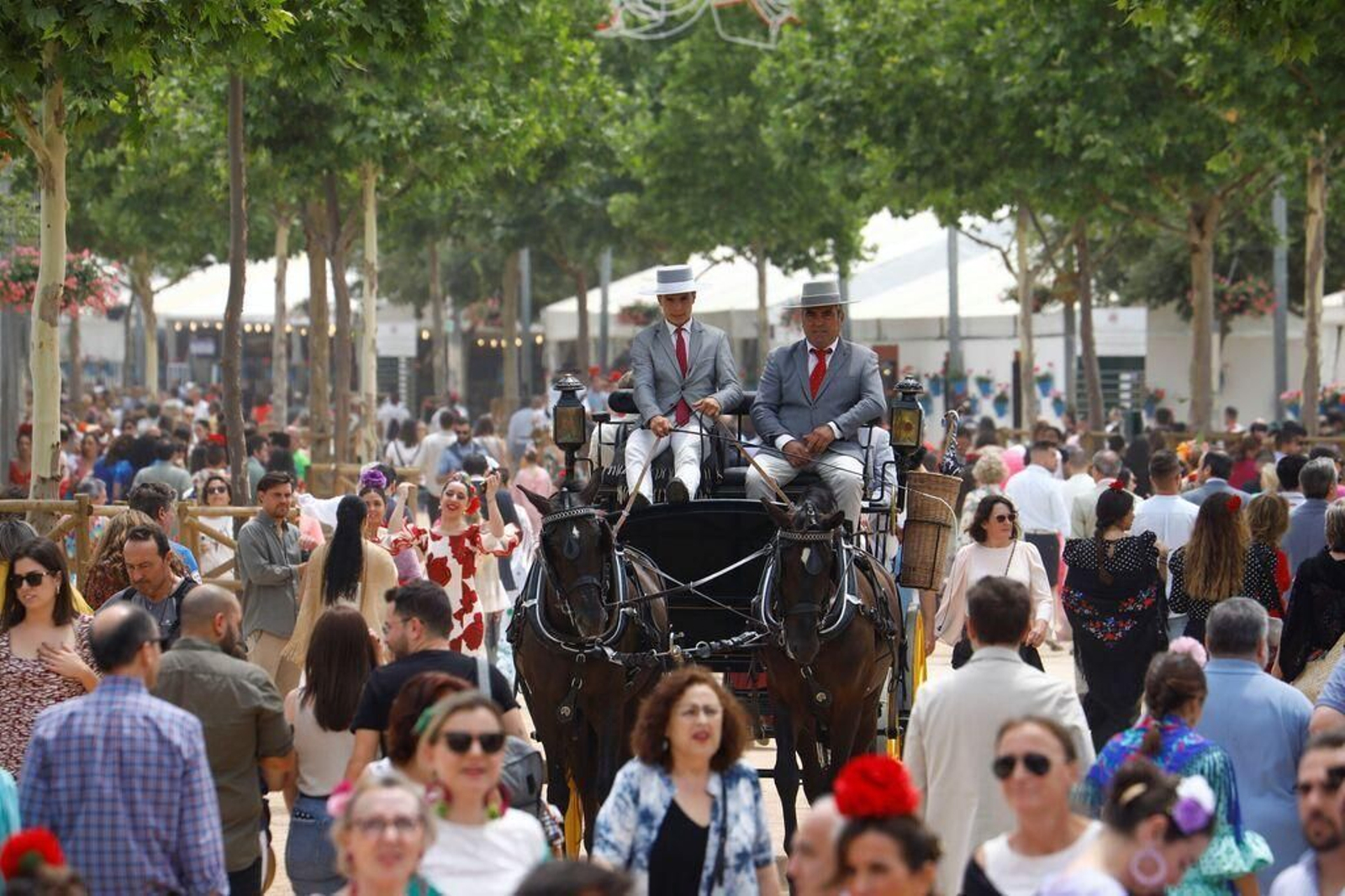 La calle Guadalquivir del recinto ferial de El Arenal de Córdoba, a rebosar. La calle Guadalquivir del recinto ferial de El Arenal de Córdoba, a rebosar.