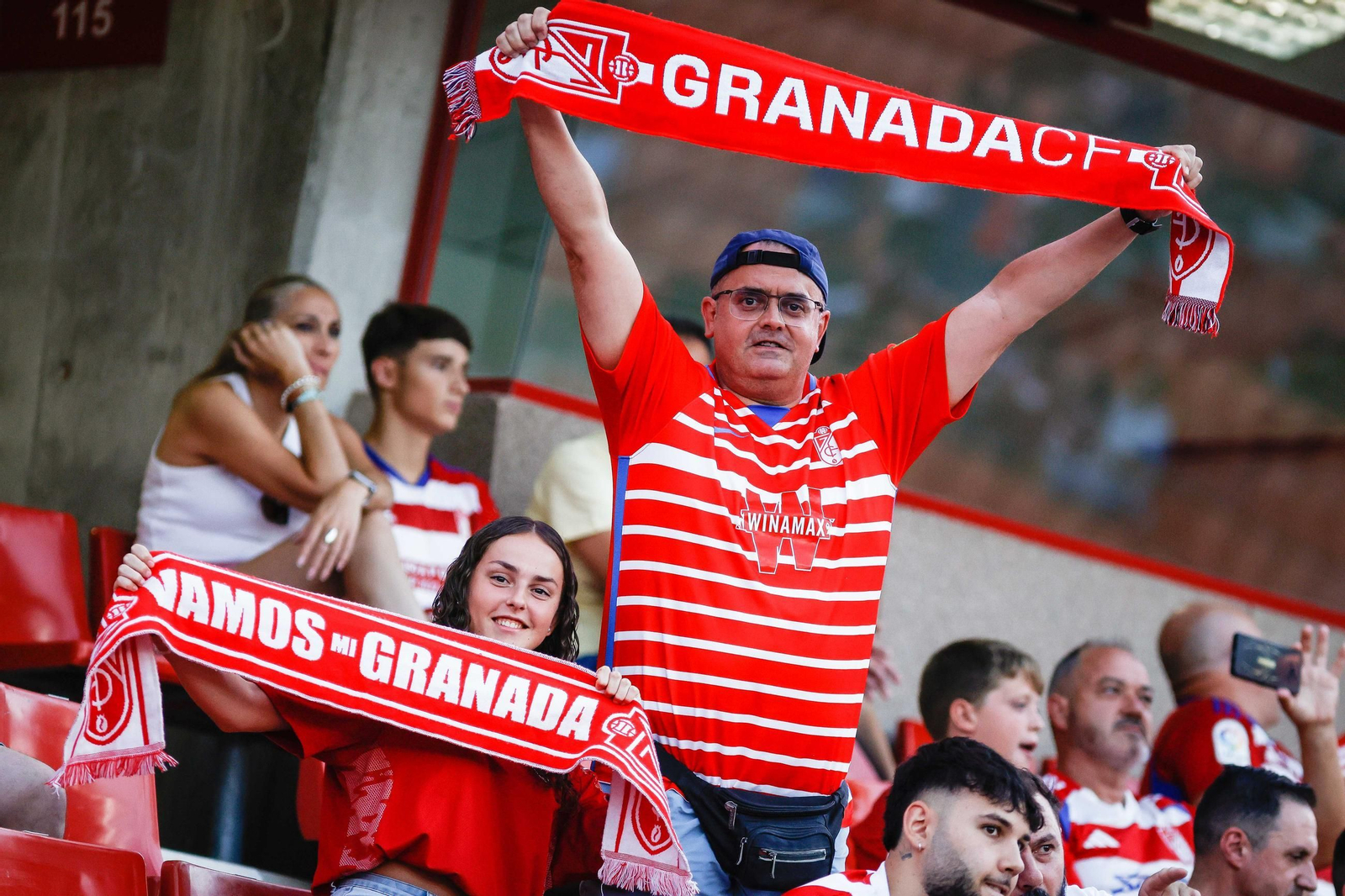 Encuéntrate en la grada de Los Cármenes y en el recibimiento al Granada CF