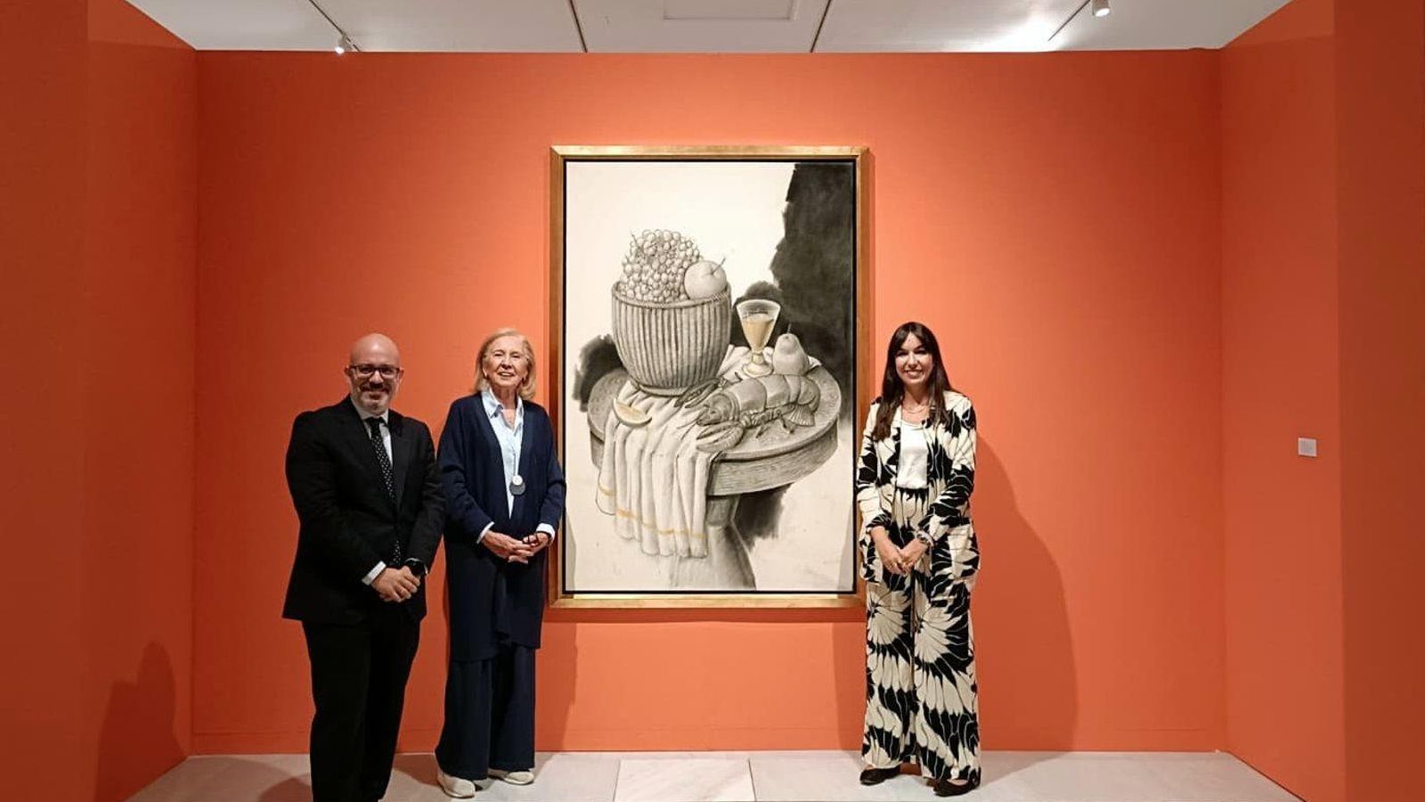 El director comercial de CaixaBank en Granada y Jaén, Amador Carmona, la presidenta de CajaGranada Fundación, María Elena Martín Vivaldi, y la comisaria de la exposición, María Toral