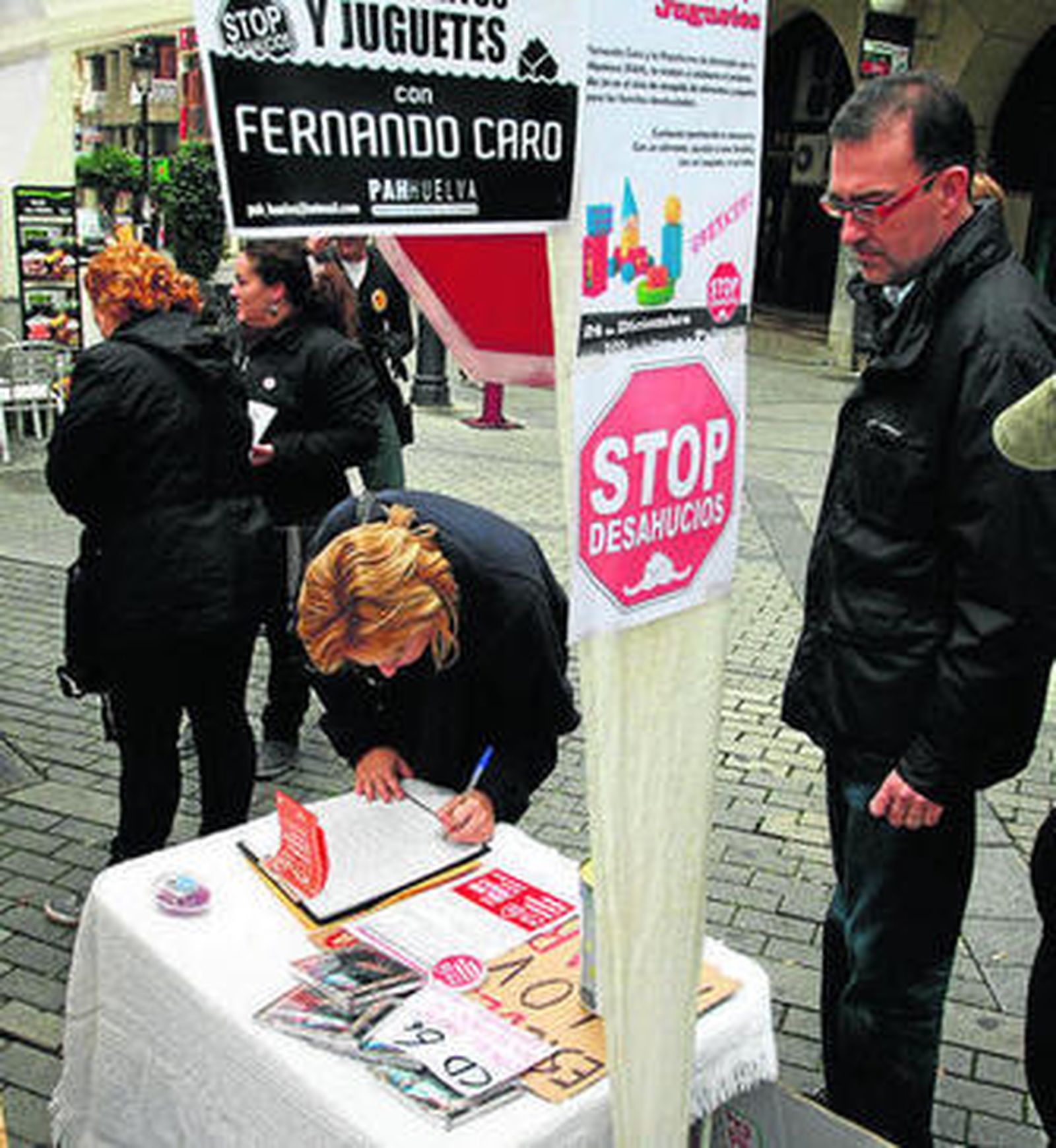 Recogida de alimentos y juguetes en la plaza Quintero Báez.