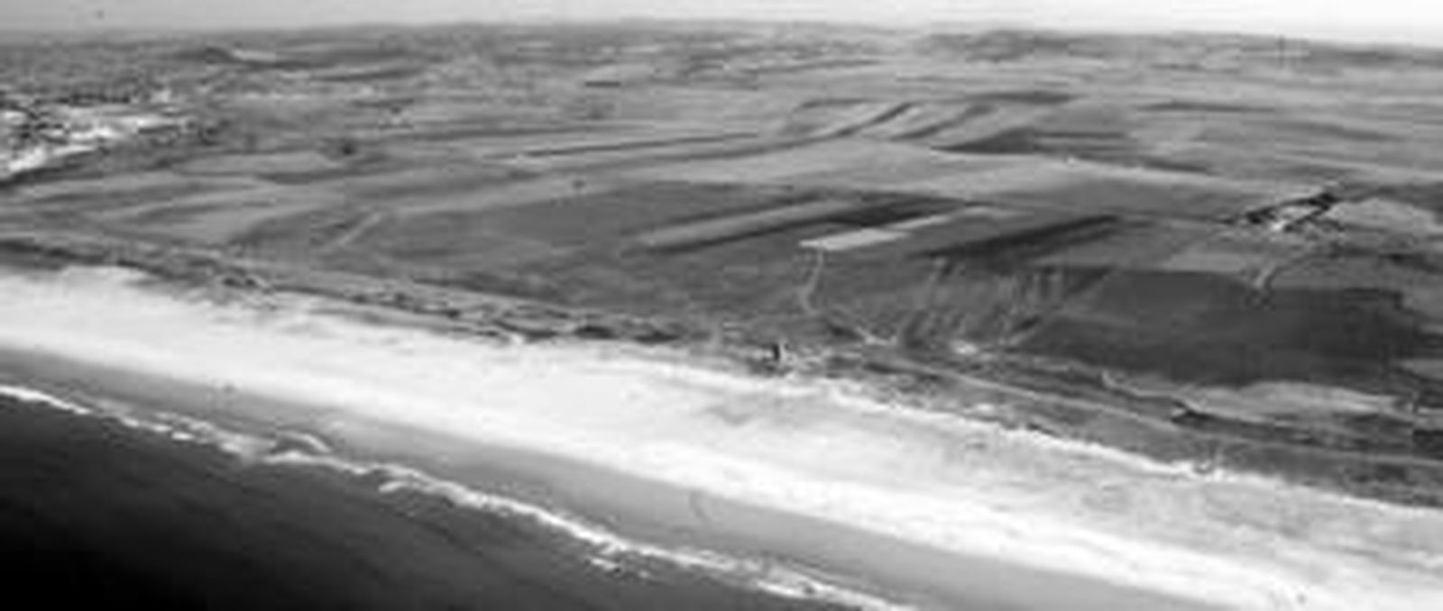 Vista aérea de Castilnovo, entre el casco urbano de Conil, a la izquierda de la imagen, y la playa de El Palmar, en Vejer, a la derecha.