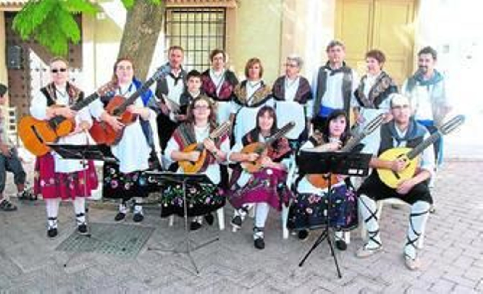 El grupo El Auxar de Laujar de Andarax actuó ayer en Terque.