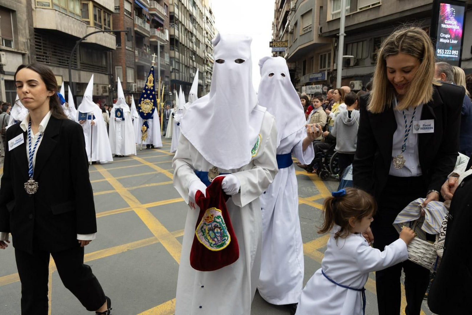 Los jiennenses se echan a la calle para presenciar la primera de las procesiones de la jornada: la Borriquilla (I)
