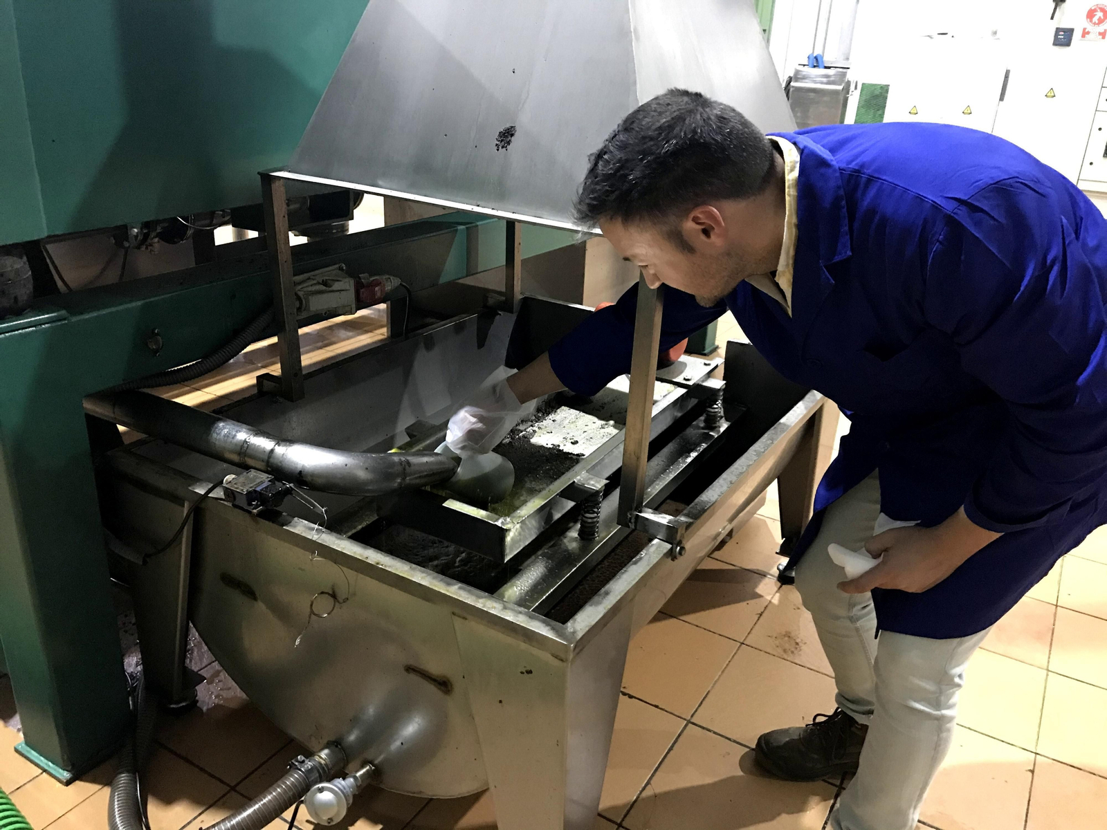 Una persona trabaja en el proyecto.