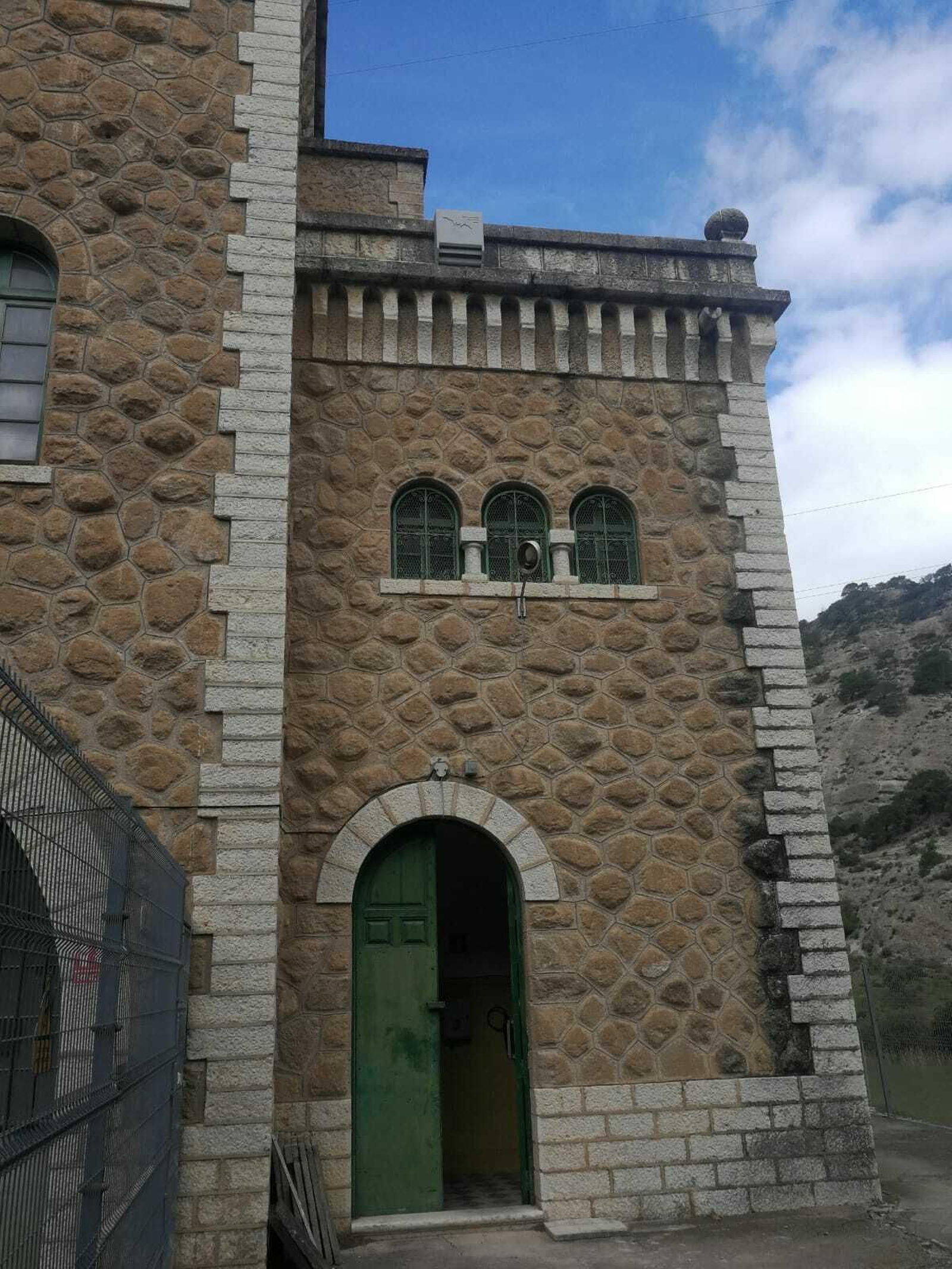 Caja refugio de murcélagos en la central Gaitanejo.