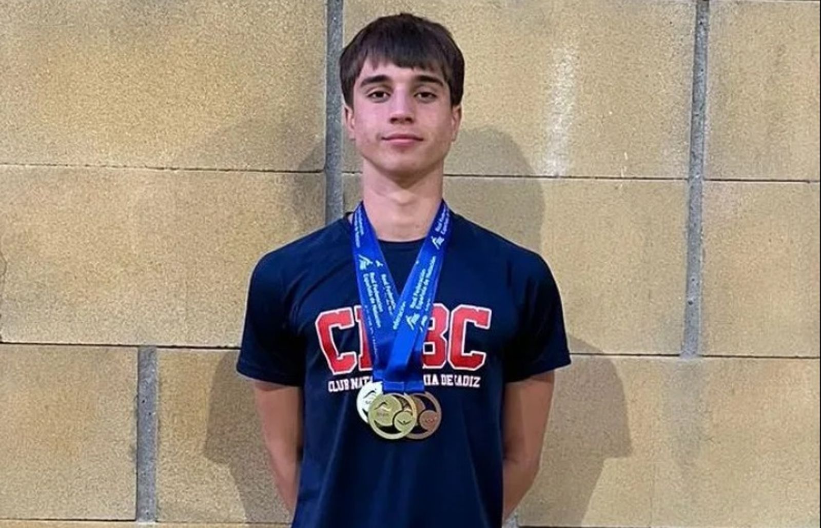 Joaquín Pavón Soto posa con las medallas obtenidas.