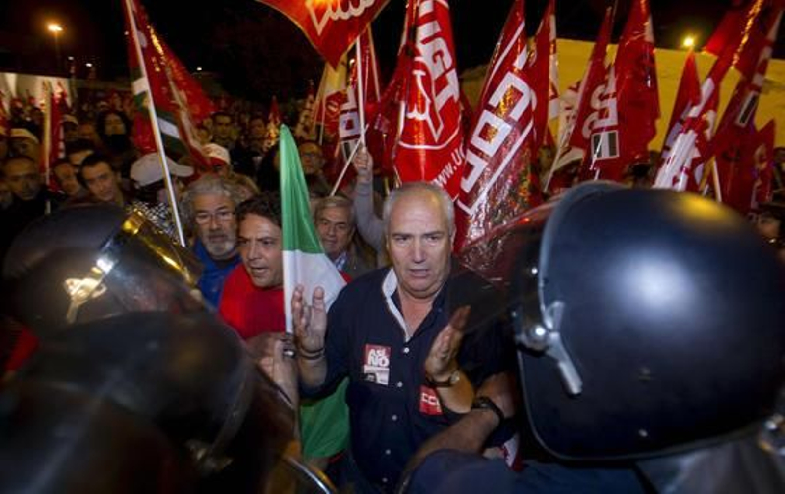 Piquetes informativos de UGT y CCOO gritan a los conductores de autobuses urbanos de Sevilla que salen de las cocheras de Tussam. 

Foto: Jose Manuel Vidal