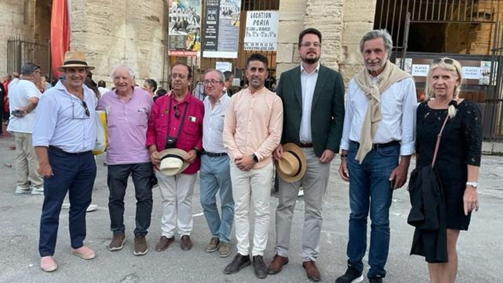 Autoridades y representantes de colectivos, en la acción promocional.