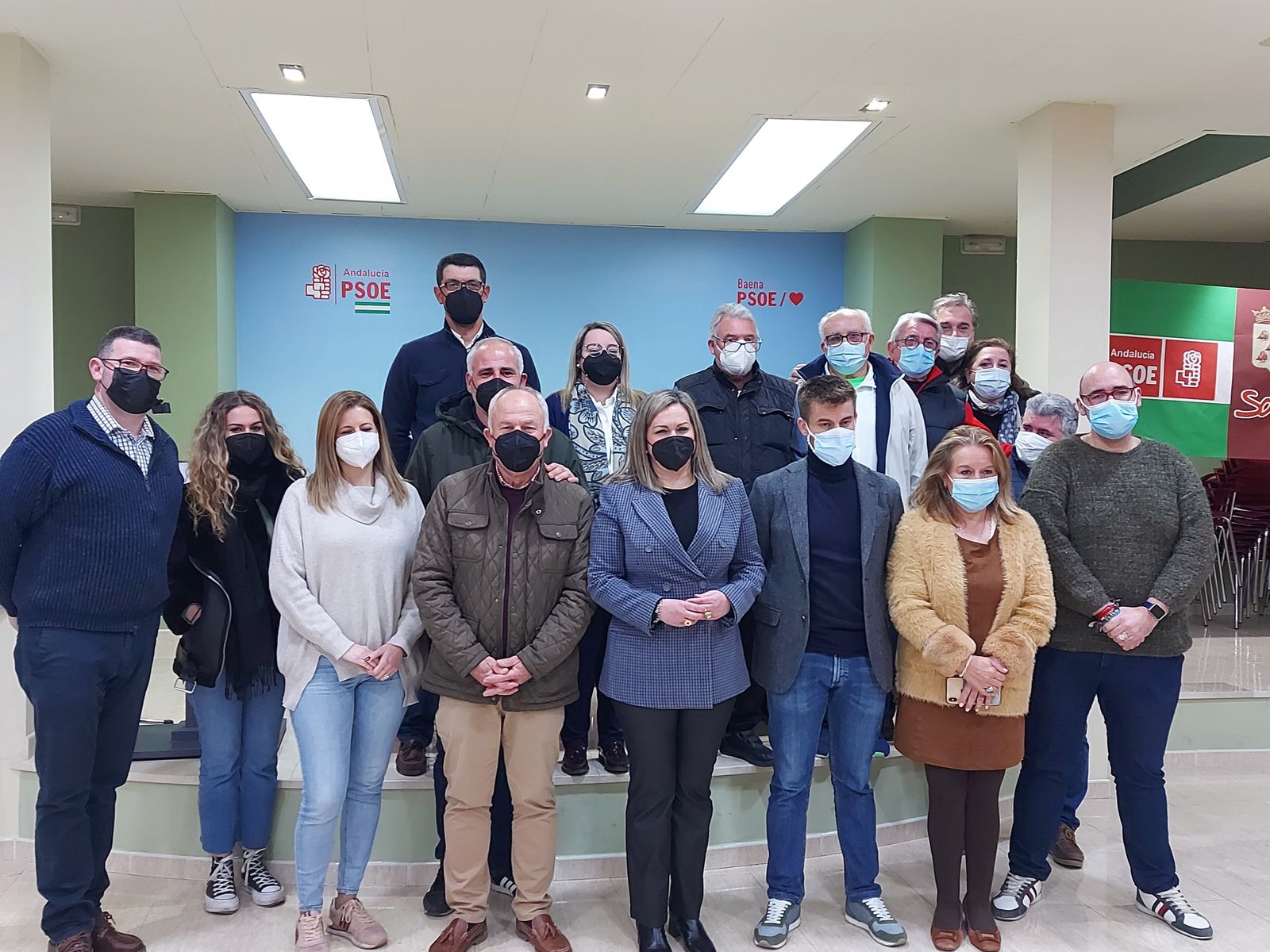 María Jesús Serrano, en el centro, tras su elección como secretaria general del PSOE.