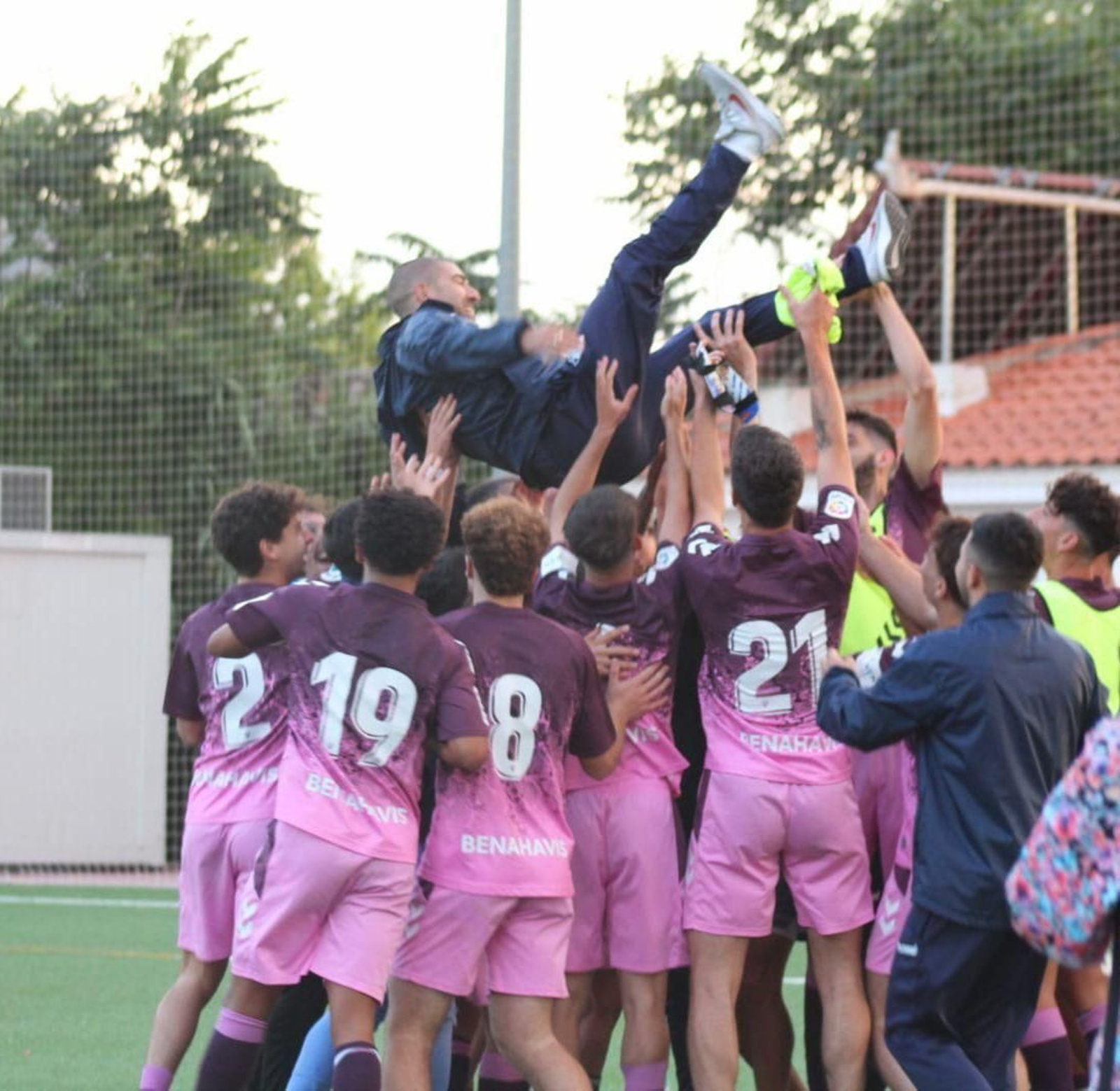 Los jugadores del Málaga C celebrando el ascenso.