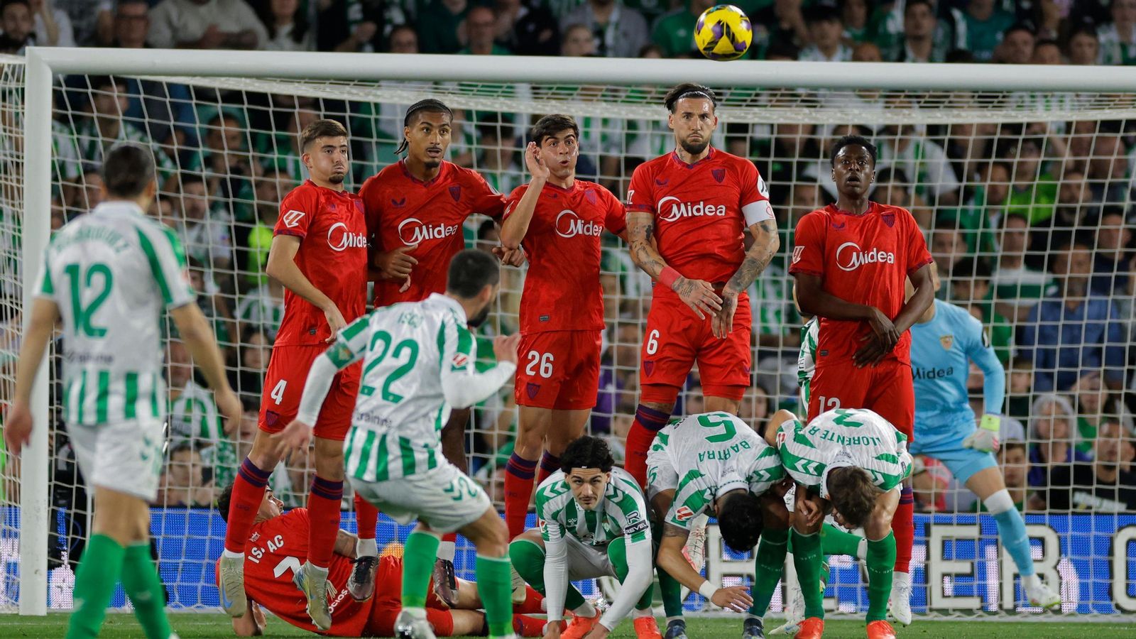 Isco ejecuta una falta en el partido contra el Sevilla.