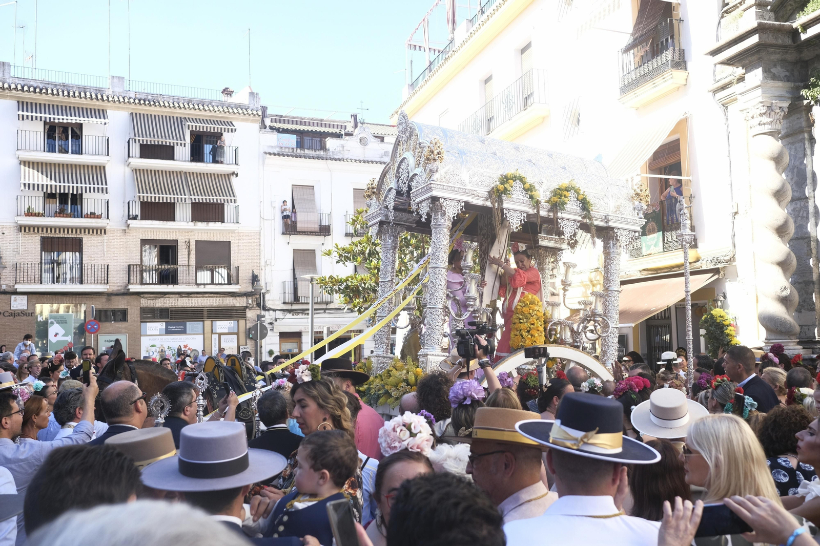 La emocionante salida de la Hermandad del Rocío de Córdoba,  en imágenes