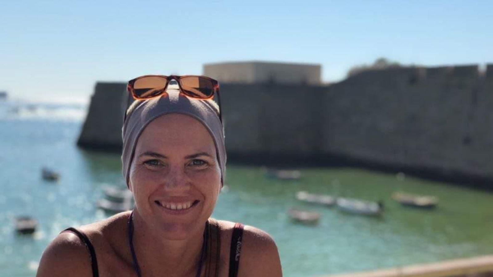 Trini Barrera posa junto al mar.