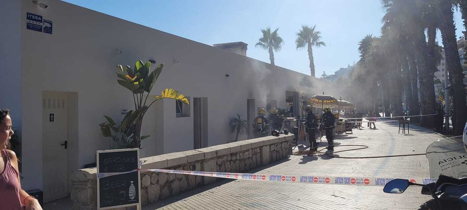 Bomberos interviniendo en el chiringuito.