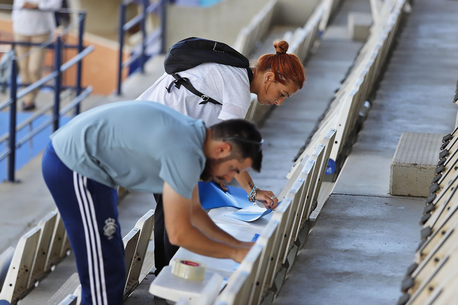 Los aficionados preparan el mosaico del partido del ascenso Recreativo de Huelva-Cacereño