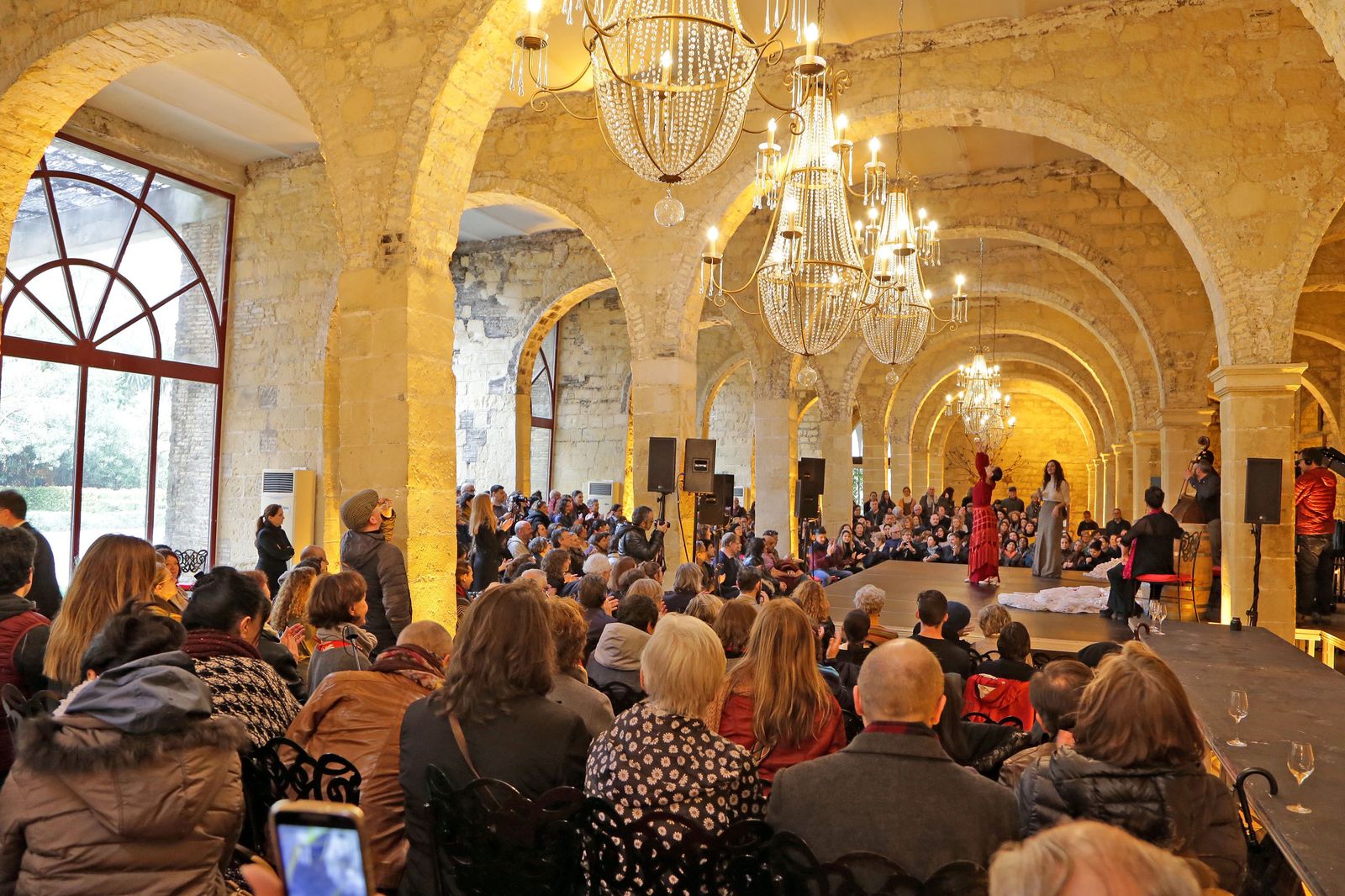 Rafaela Carrasco acompañada por Silvia Pérez Cruz y Carmen Linares.