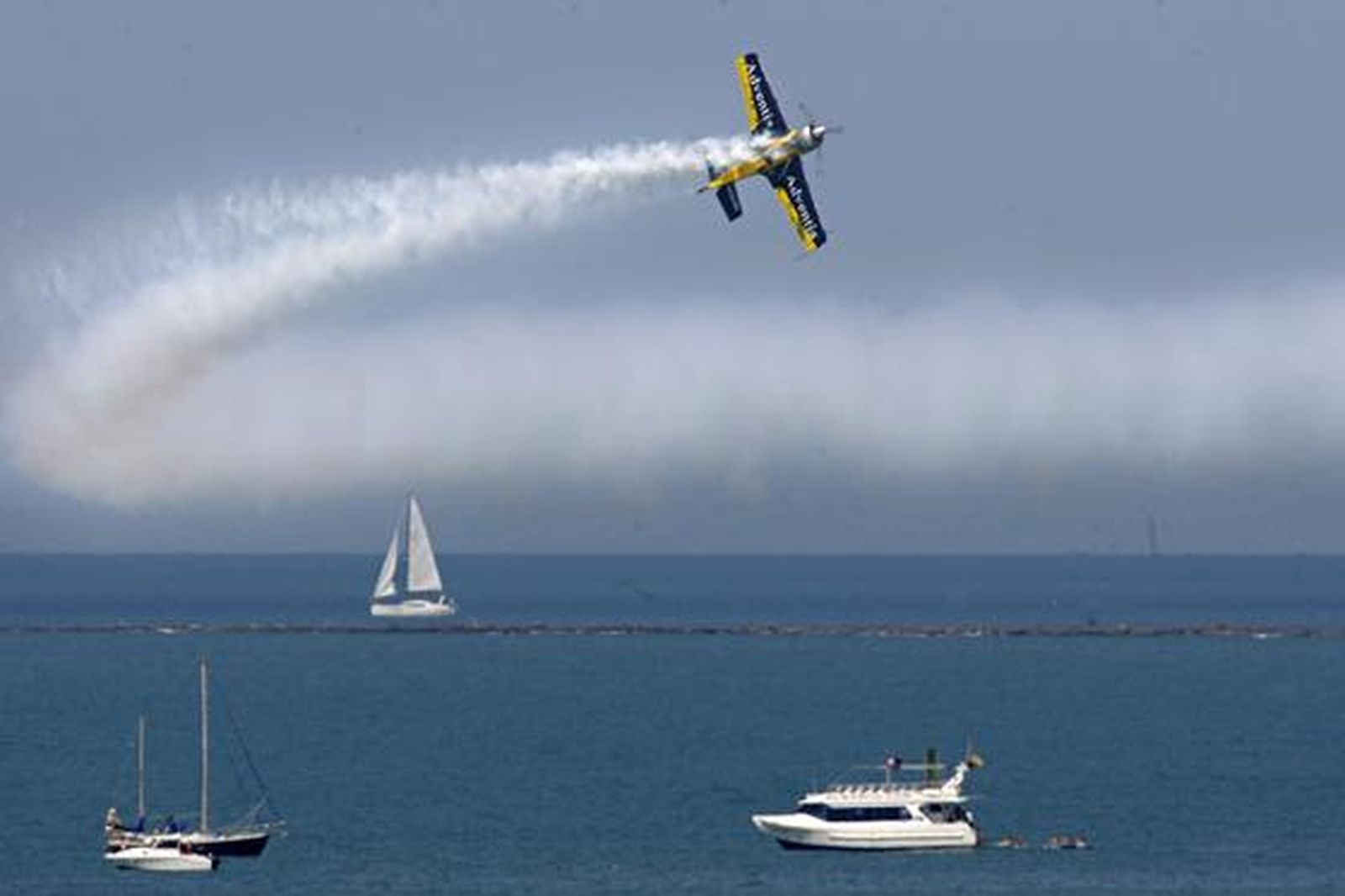 190.000 personas disfrutan del III Festival Aéreo en la playa de la Victoria. /Foto: Julio González