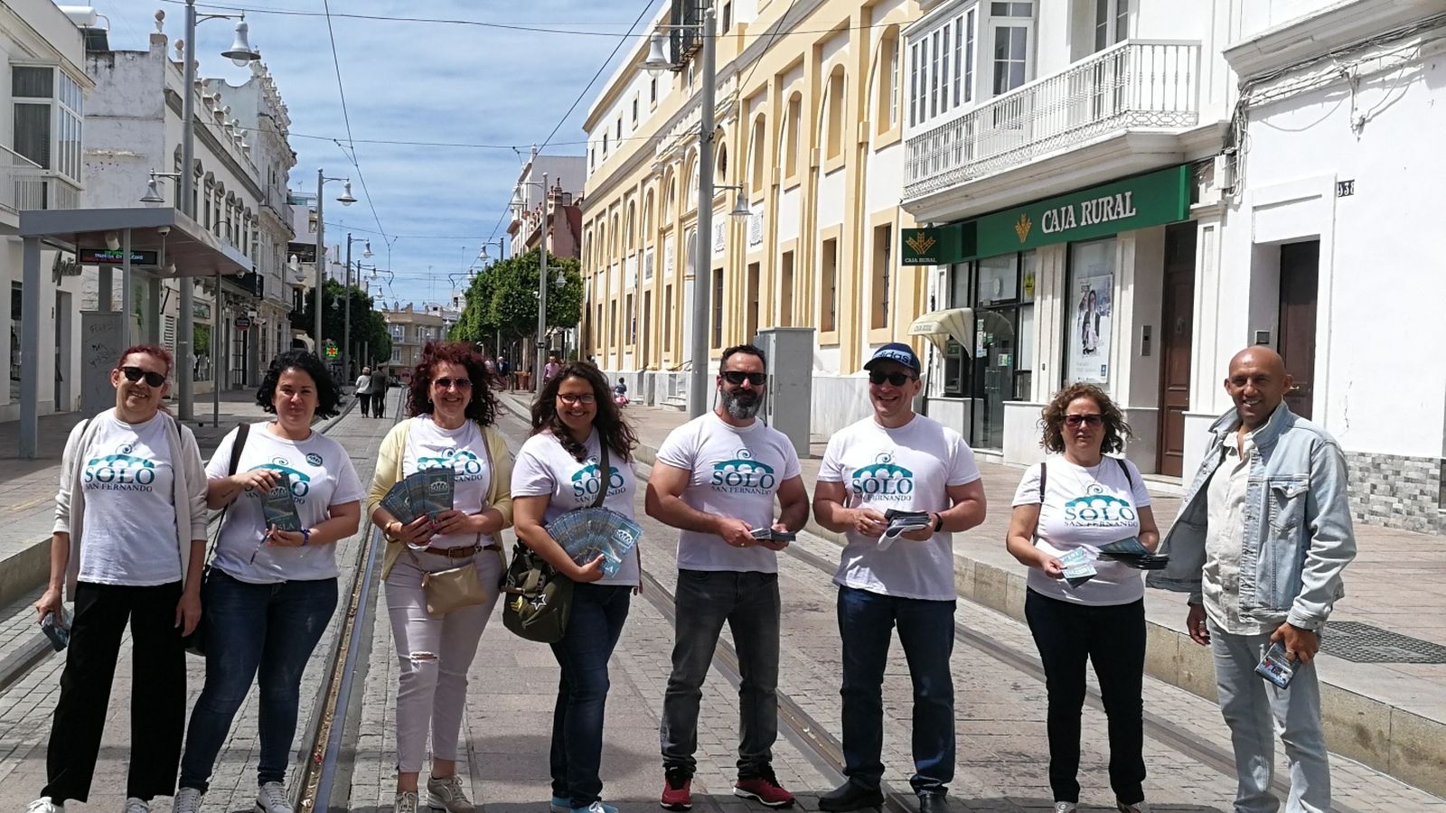 Integrantes de Solo San Fernando, ayer, en la calle Real despidiendo la campaña con el reparto de octavillas.