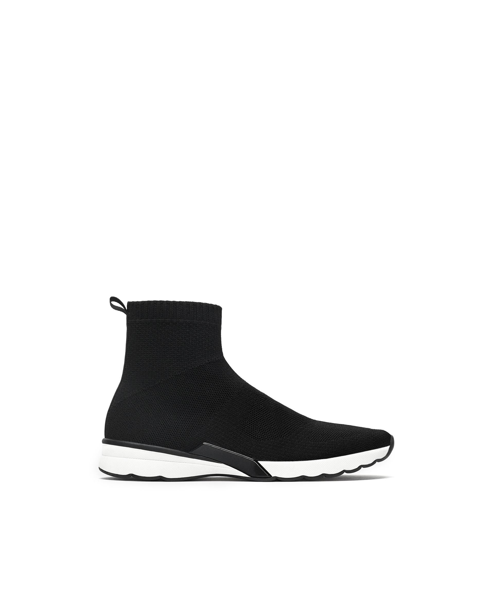 Ugly sneakers: inspiradas en el modelo calcetín de Balenciaga. De Zara. Los mejores zapatos de tendencia esta temporada
